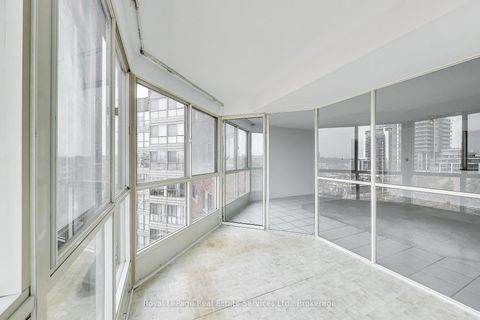 Photo 5 at 611 - 5 Weldrick Road W, North Richvale, Richmond Hill