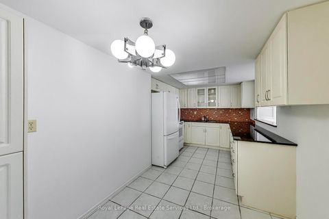 Photo 6 at 611 - 5 Weldrick Road W, North Richvale, Richmond Hill