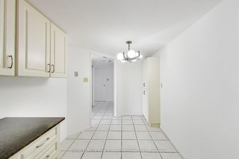 Photo 10 at 611 - 5 Weldrick Road W, North Richvale, Richmond Hill