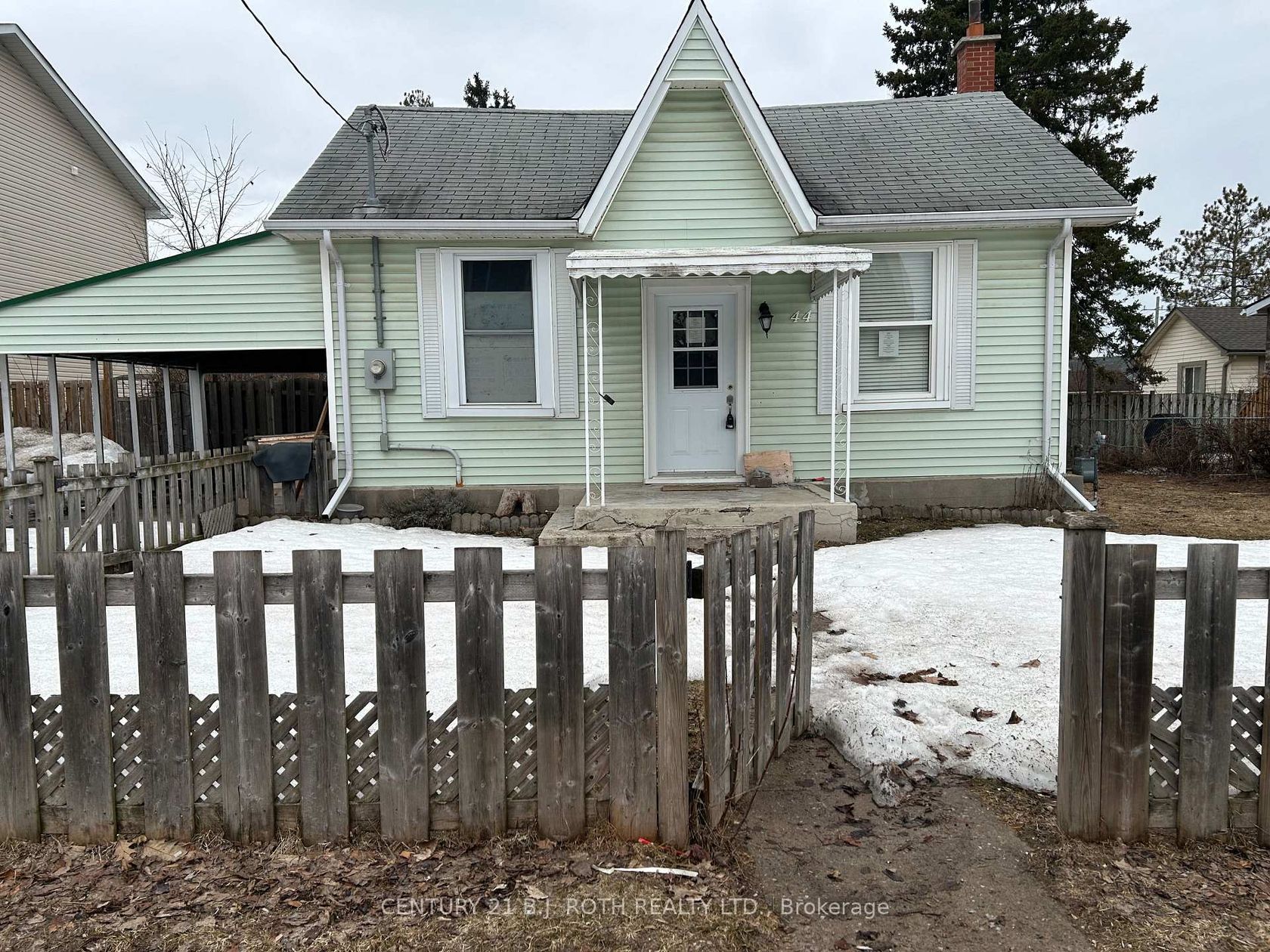 44 Sanford Street, Sanford, Barrie photo number 2