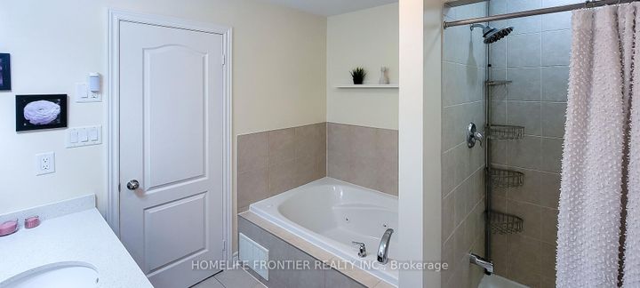 Photo 23 at 43 Sundragon Trail, Bradford, Bradford West Gwillimbury