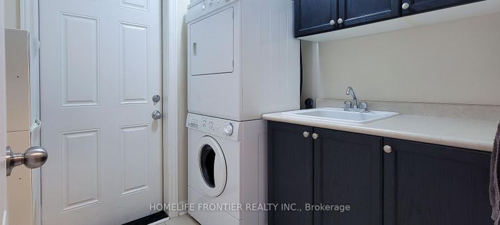 Photo 32 at 43 Sundragon Trail, Bradford, Bradford West Gwillimbury