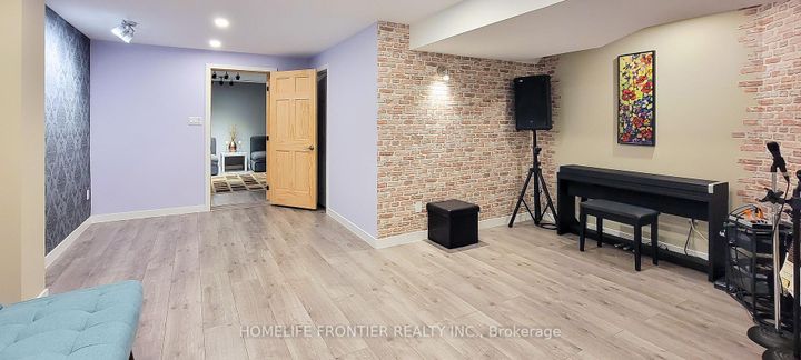 Photo 38 at 43 Sundragon Trail, Bradford, Bradford West Gwillimbury