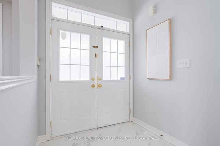 Photo 7 at 95 Heslop Circle, Wellington, Brampton