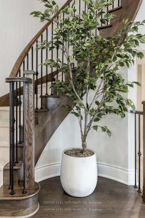 Photo 5 at 20 WESTMINSTER Circle, Shore, Barrie