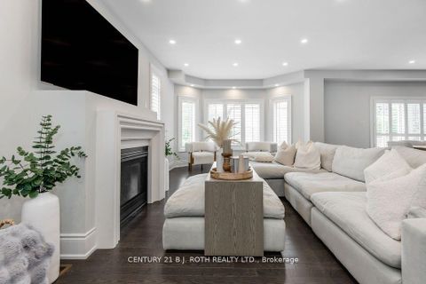 Photo 7 at 20 WESTMINSTER Circle, Shore, Barrie