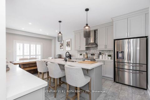 Photo 13 at 20 WESTMINSTER Circle, Shore, Barrie