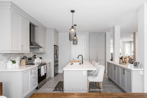 Photo 16 at 20 WESTMINSTER Circle, Shore, Barrie