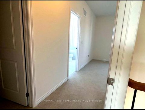 Photo 3 at 60 Inverary Crescent, Elder Mills, Vaughan