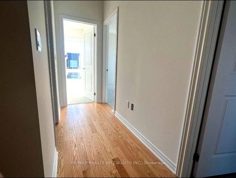 Photo 4 at 60 Inverary Crescent, Elder Mills, Vaughan