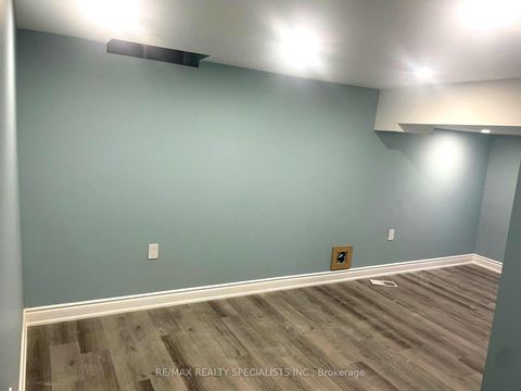 Photo 14 at 60 Inverary Crescent, Elder Mills, Vaughan