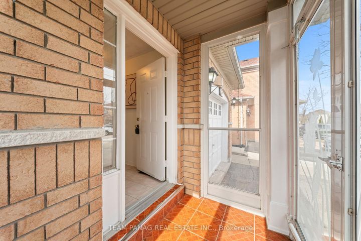 Photo 3 at 47 Loons Call Crescent, Wellington, Brampton