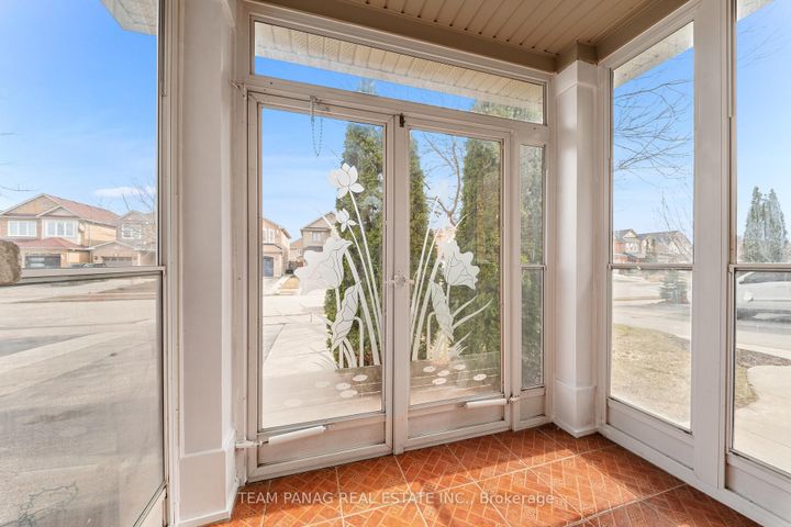 Photo 4 at 47 Loons Call Crescent, Wellington, Brampton