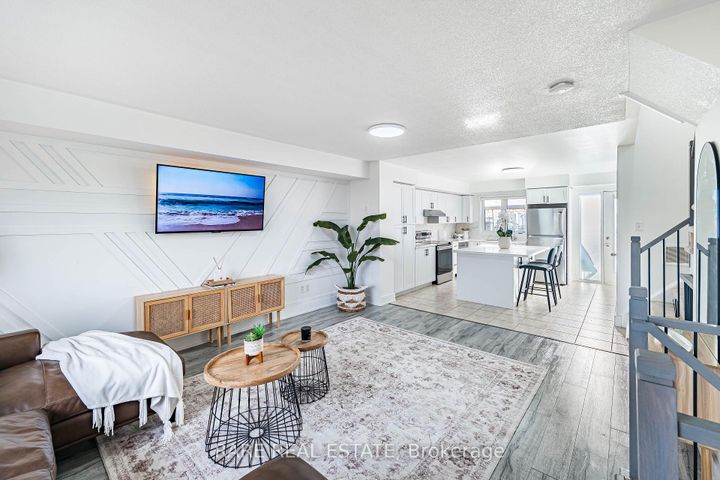 Photo 8 at 28 - 60 Fairwood Circle, Wellington, Brampton