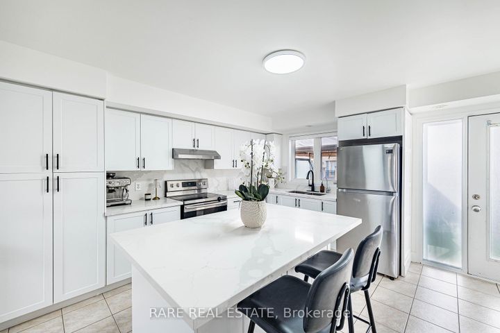 Photo 9 at 28 - 60 Fairwood Circle, Wellington, Brampton