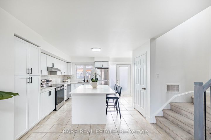 Photo 11 at 28 - 60 Fairwood Circle, Wellington, Brampton