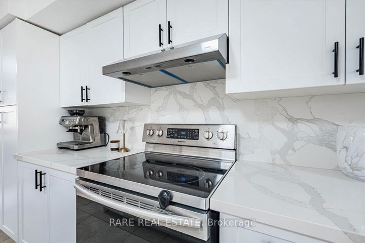 Photo 12 at 28 - 60 Fairwood Circle, Wellington, Brampton