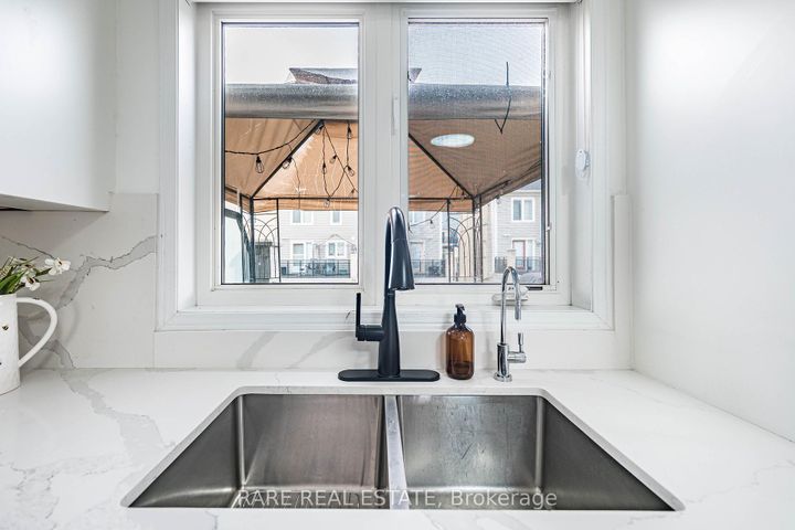 Photo 13 at 28 - 60 Fairwood Circle, Wellington, Brampton