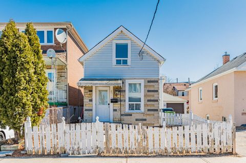 Photo 20 at 47 Greendale Avenue, Smythe, Toronto