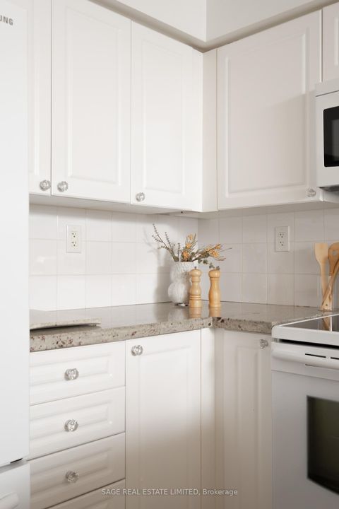 Photo 4 at 1604 - 5 Michael Power Place, City Centre West, Toronto