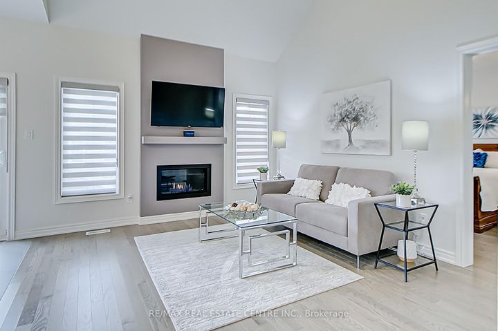 Photo 2 at 4 Clermiston Crescent, Wellington, Brampton