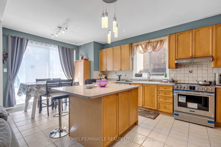 Photo 15 at 28 Latania Boulevard, Vales of Castlemore, Brampton