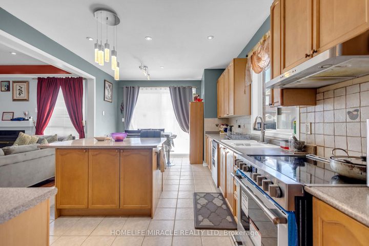 Photo 16 at 28 Latania Boulevard, Vales of Castlemore, Brampton
