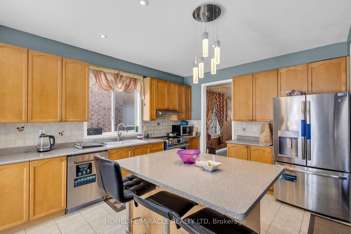 Photo 18 at 28 Latania Boulevard, Vales of Castlemore, Brampton