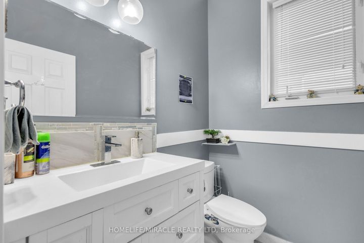 Photo 20 at 28 Latania Boulevard, Vales of Castlemore, Brampton