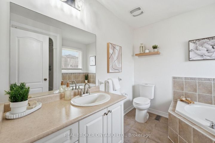 Photo 18 at 55 Christina Crescent, Bradford, Bradford West Gwillimbury