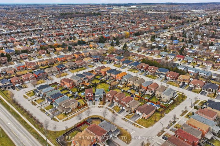 Photo 35 at 55 Christina Crescent, Bradford, Bradford West Gwillimbury