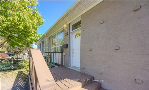 Photo 1 at 25 Bailey Crescent, Aurora Highlands, Aurora