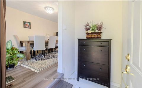 Photo 2 at 25 Bailey Crescent, Aurora Highlands, Aurora