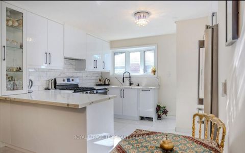 Photo 7 at 25 Bailey Crescent, Aurora Highlands, Aurora