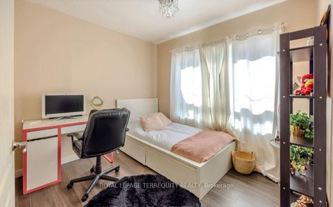 Photo 10 at 25 Bailey Crescent, Aurora Highlands, Aurora