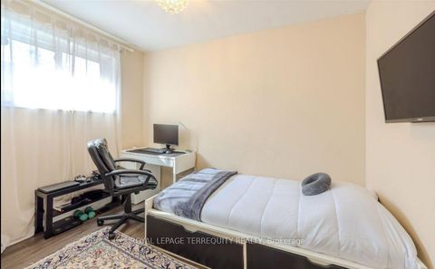 Photo 11 at 25 Bailey Crescent, Aurora Highlands, Aurora