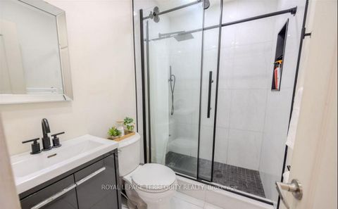 Photo 12 at 25 Bailey Crescent, Aurora Highlands, Aurora