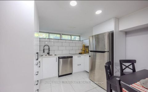 Photo 15 at 25 Bailey Crescent, Aurora Highlands, Aurora