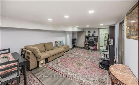 Photo 16 at 25 Bailey Crescent, Aurora Highlands, Aurora