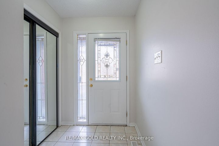 Photo 2 at 94 Bighorn Crescent, Wellington, Brampton