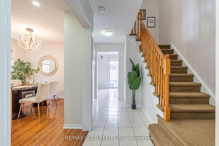 Photo 3 at 94 Bighorn Crescent, Wellington, Brampton