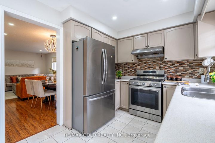 Photo 11 at 94 Bighorn Crescent, Wellington, Brampton