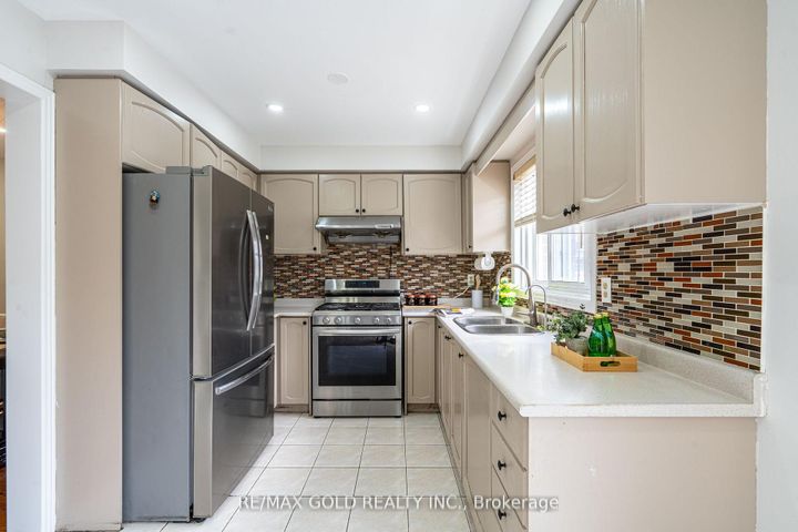 Photo 13 at 94 Bighorn Crescent, Wellington, Brampton