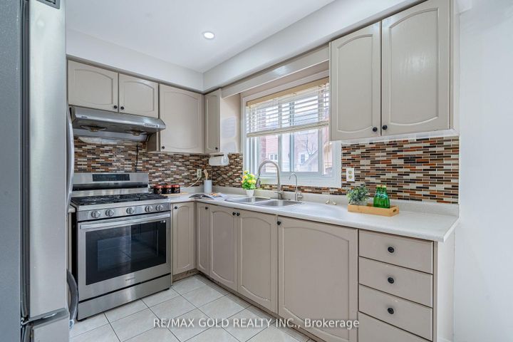 Photo 14 at 94 Bighorn Crescent, Wellington, Brampton