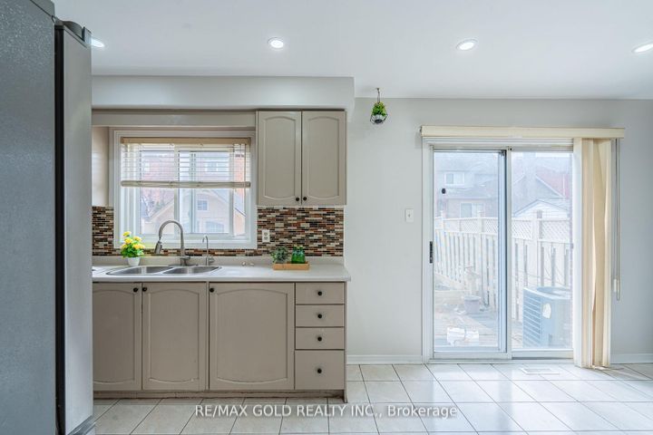 Photo 15 at 94 Bighorn Crescent, Wellington, Brampton