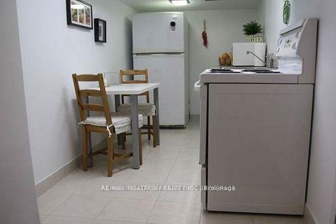 Photo 13 at 87 Combe Avenue, Bathurst Manor, Toronto