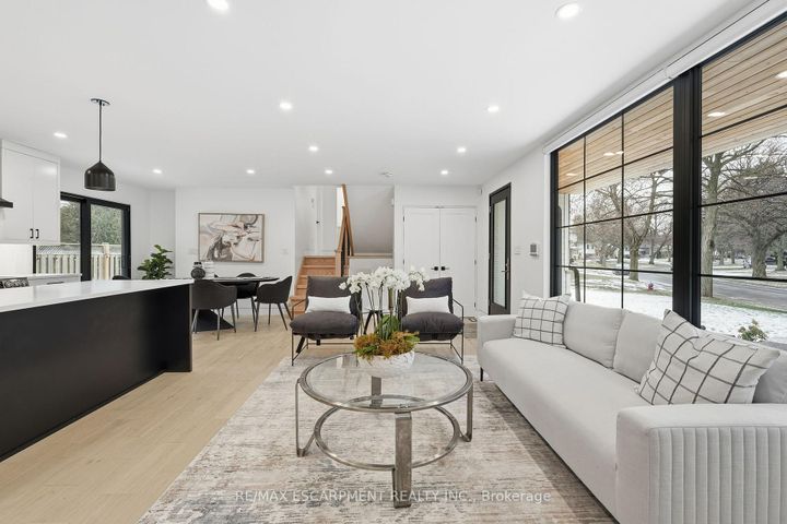 Photo 2 at 5135 Mulberry Drive, Appleby, Burlington