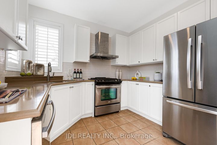 Photo 14 at 3 Mansard Drive, Jefferson, Richmond Hill