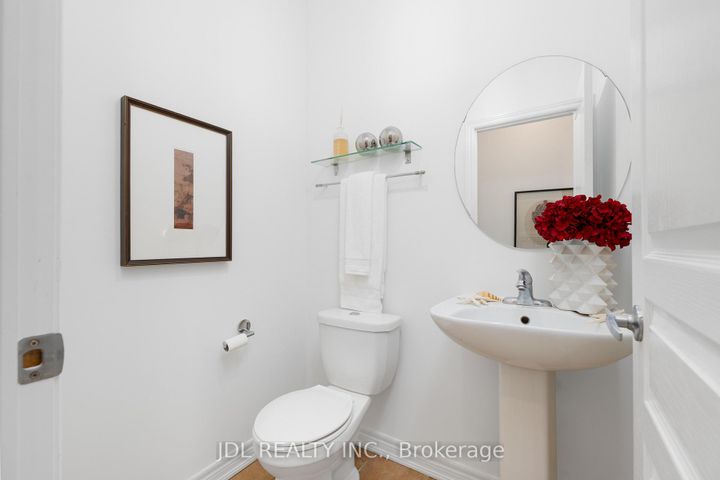 Photo 15 at 3 Mansard Drive, Jefferson, Richmond Hill