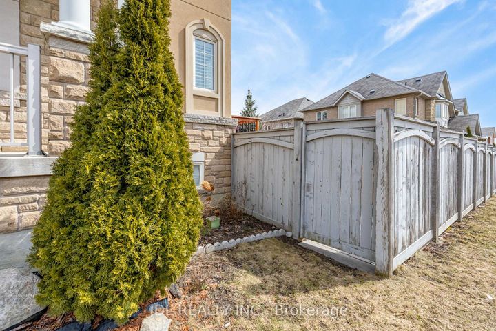 Photo 40 at 3 Mansard Drive, Jefferson, Richmond Hill